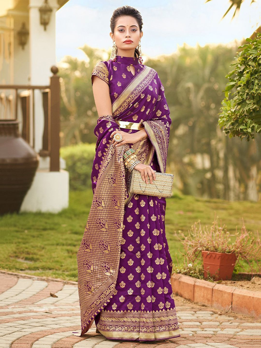 

MANMOHITSAREE Woven Design Zari Banarasi Saree, Purple