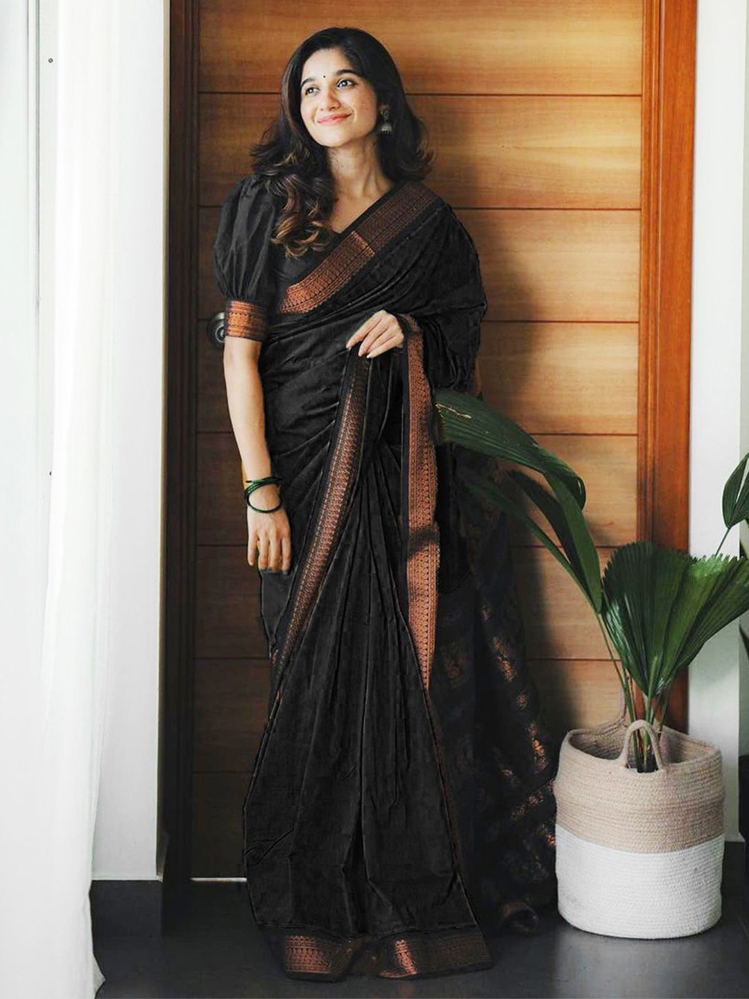 

MANMOHITSAREE Zari Banarasi Saree, Black