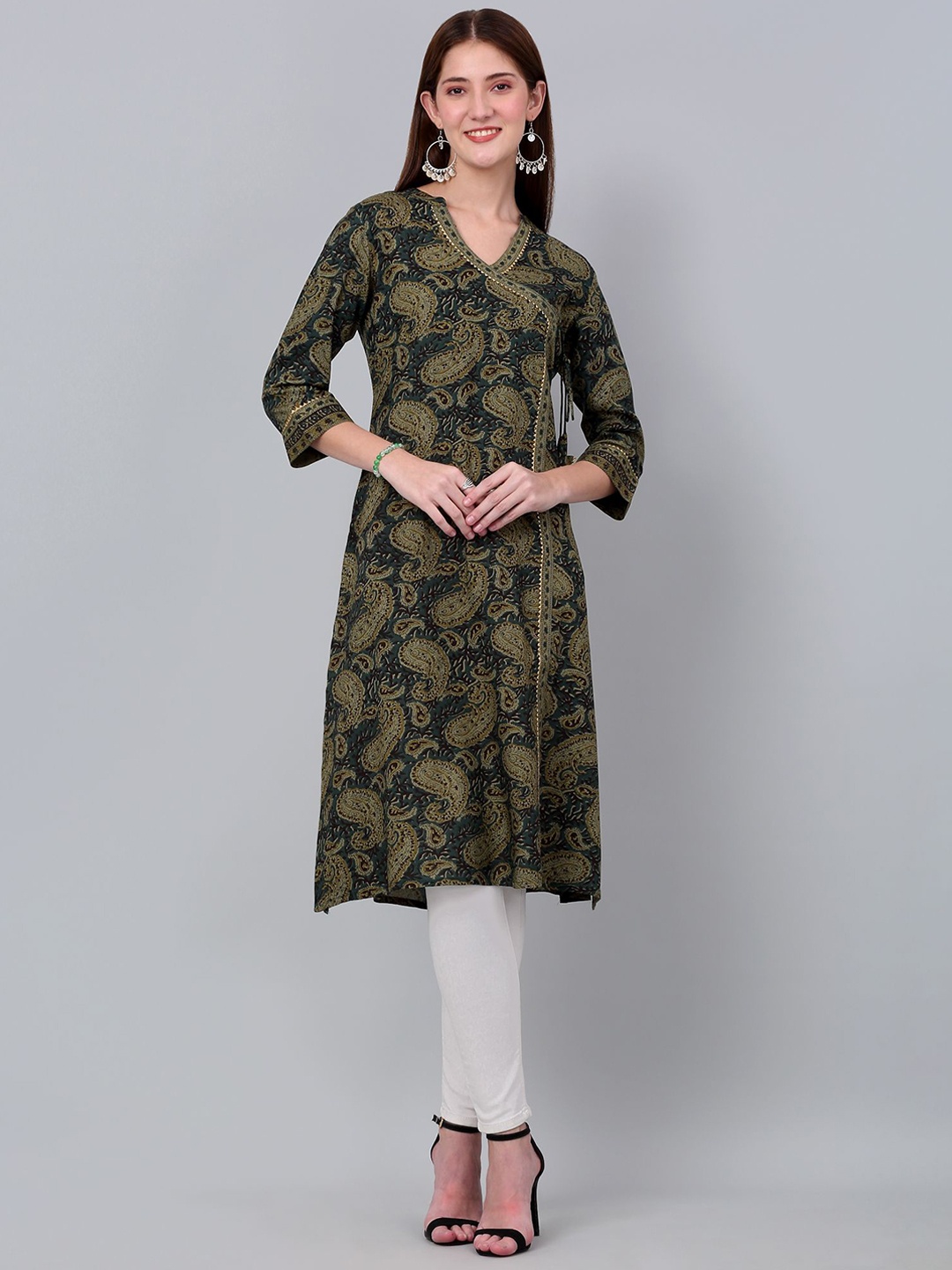 

Cantabil Paisley Printed V-Neck Straight Kurta, Green