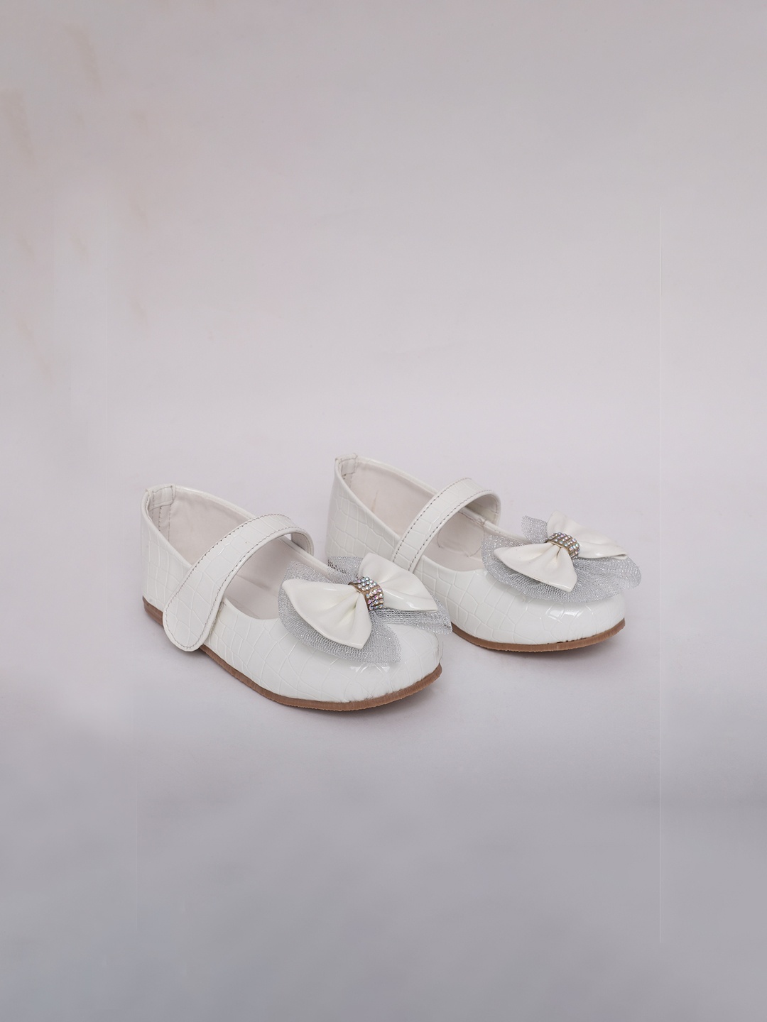

Minesole Girls Bows Detail Round Toe Ballerinas, White