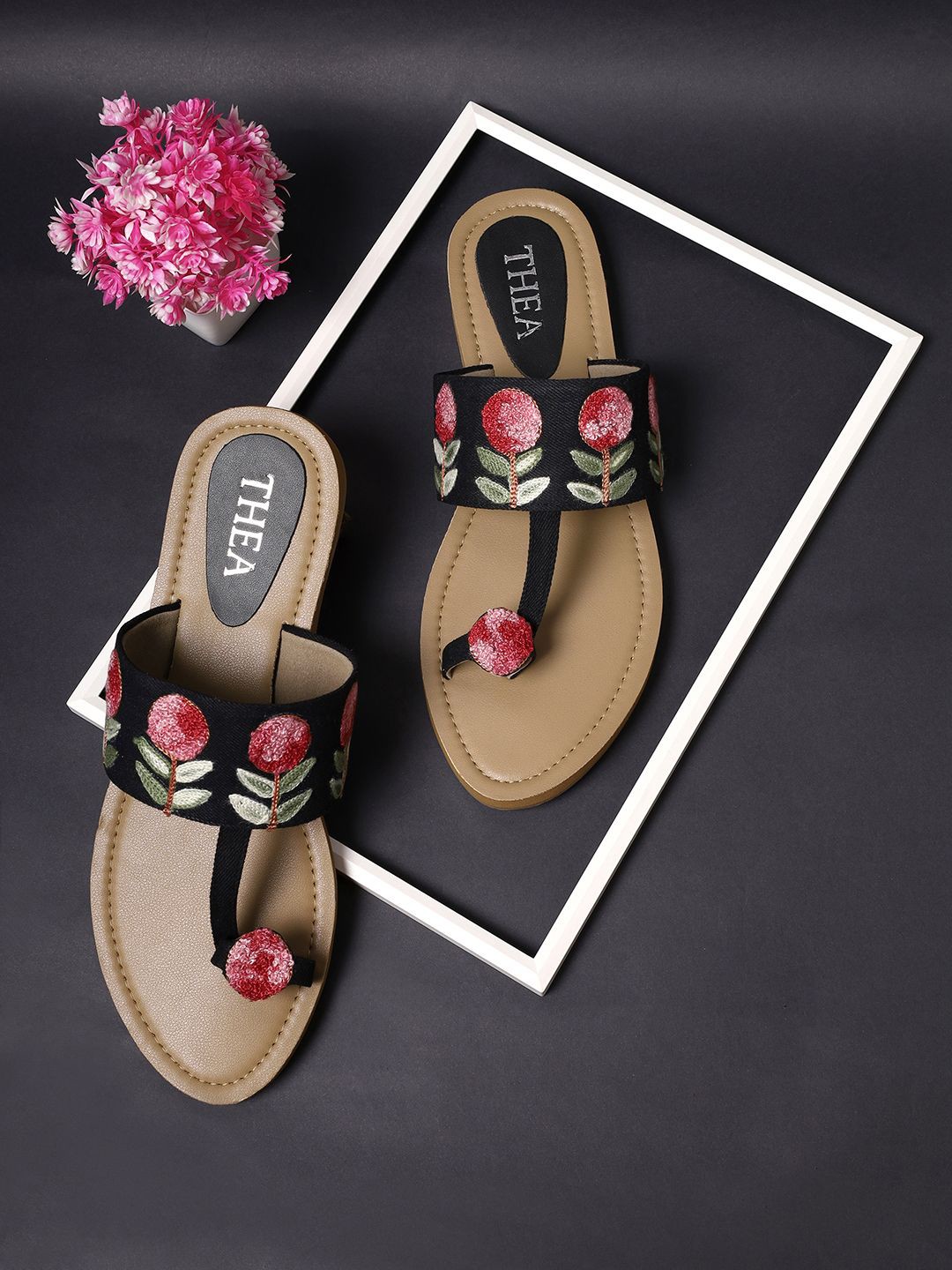 

Thea Women One Toe Flats, Black