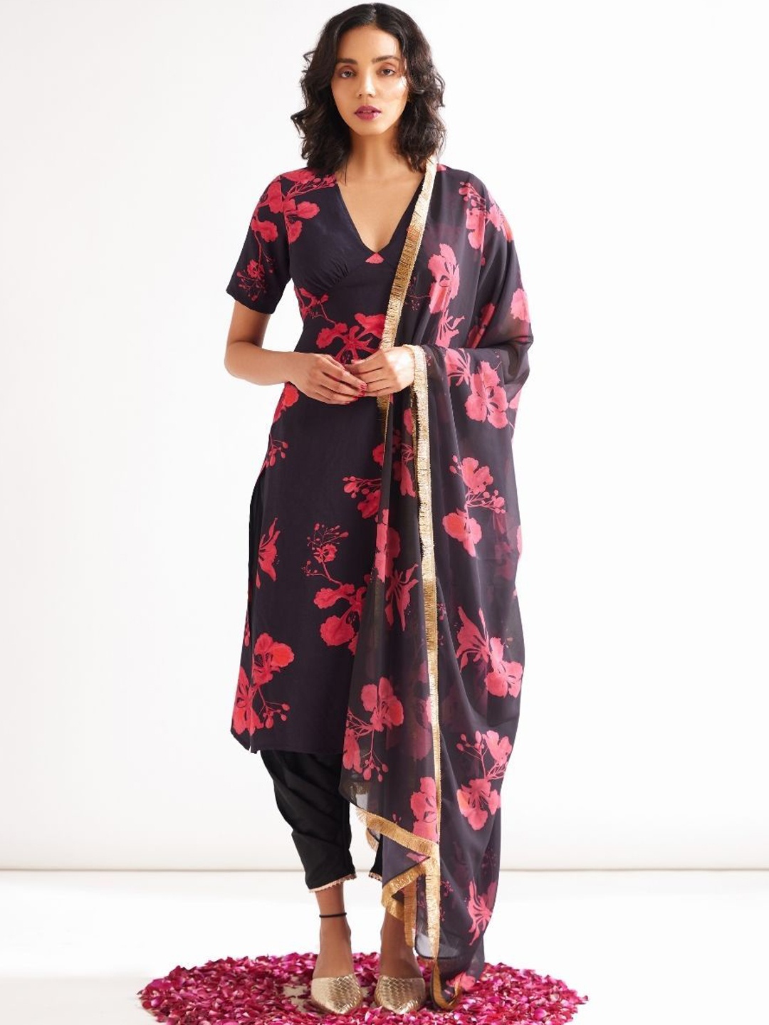 

Abhishti Floral Printed V-Neck Straight Kurta with Dhoti Pants, Black