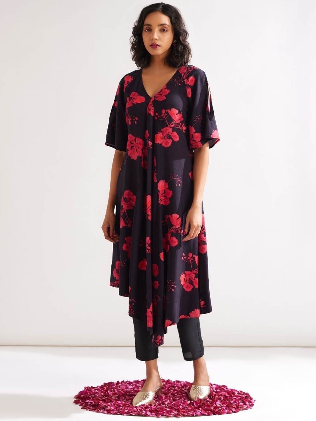 

Abhishti Floral Printed V-Neck Kurta with Trousers, Black