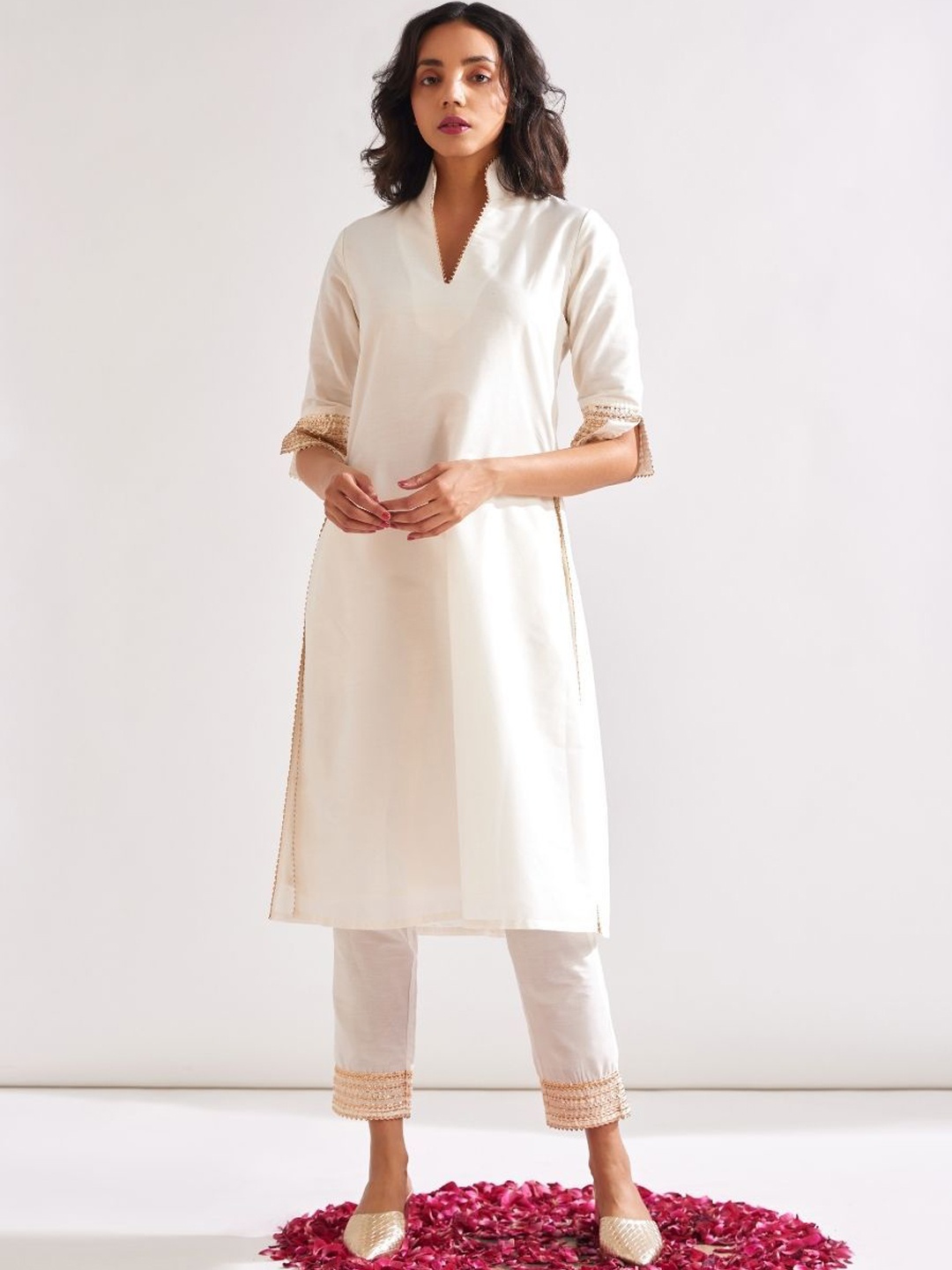 

Abhishti Band Collar Regular Straight Kurta With Trousers, Cream