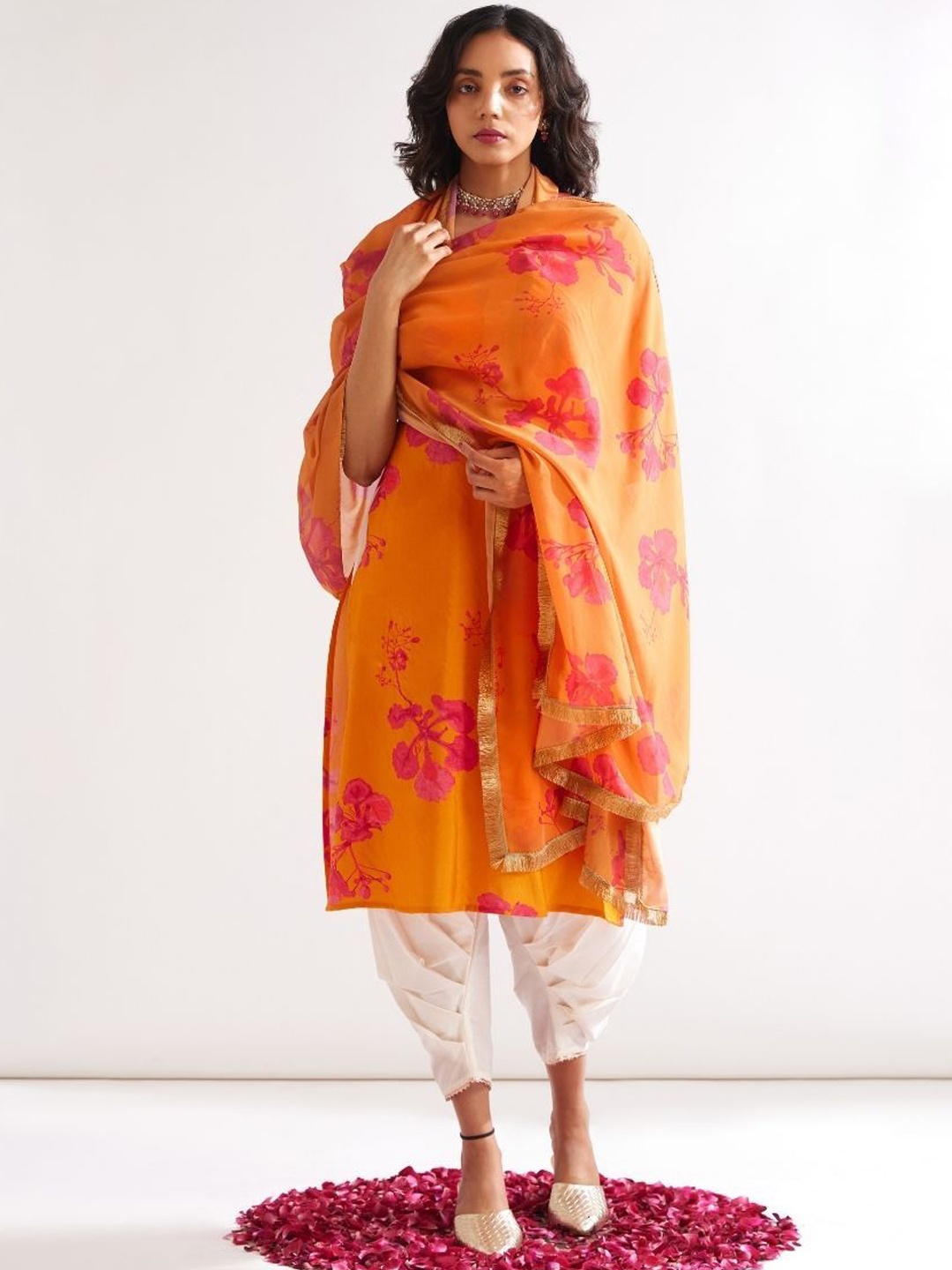 

Abhishti Floral Printed V-Neck Regular Straight Kurta With Trousers, Orange