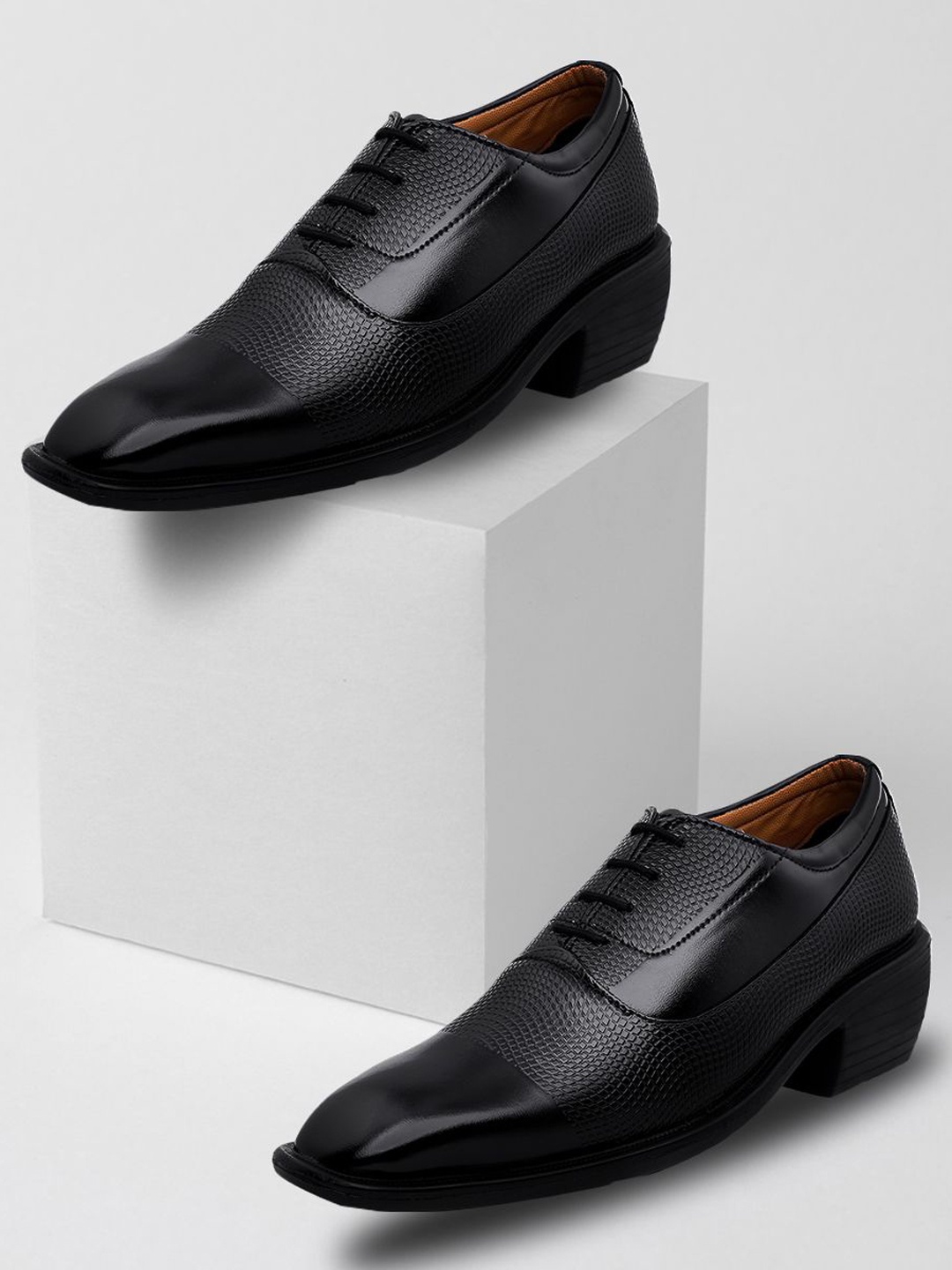 

Bxxy Men Textured Round Toe Formal Oxfords, Black