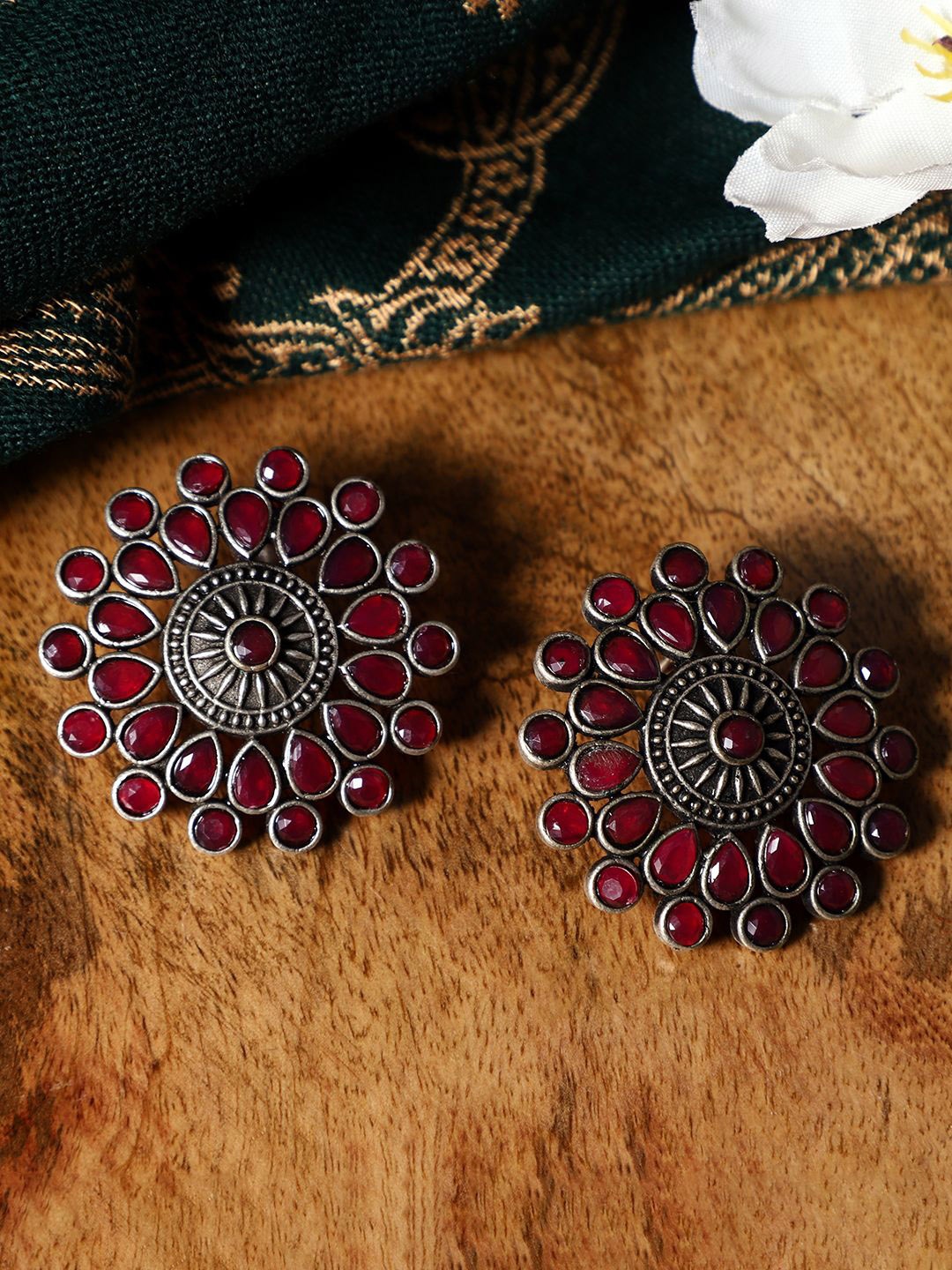

VENI Contemporary Studs Earrings, Silver