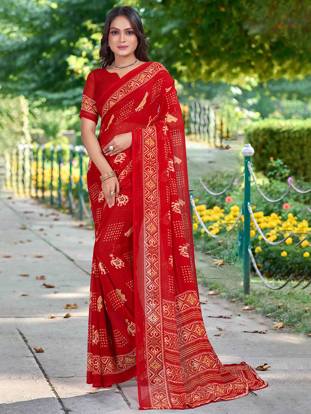 

Mitera Ethnic Motifs Sequinned Bandhani Saree, Red