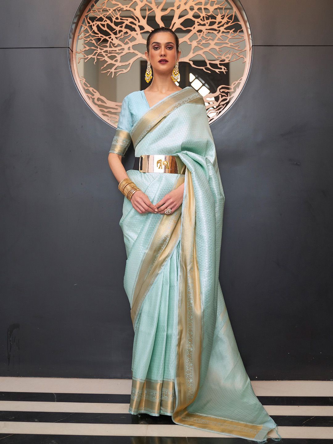 

DEVATITHI Ethnic Motifs Zari Kanjeevaram Saree, Green