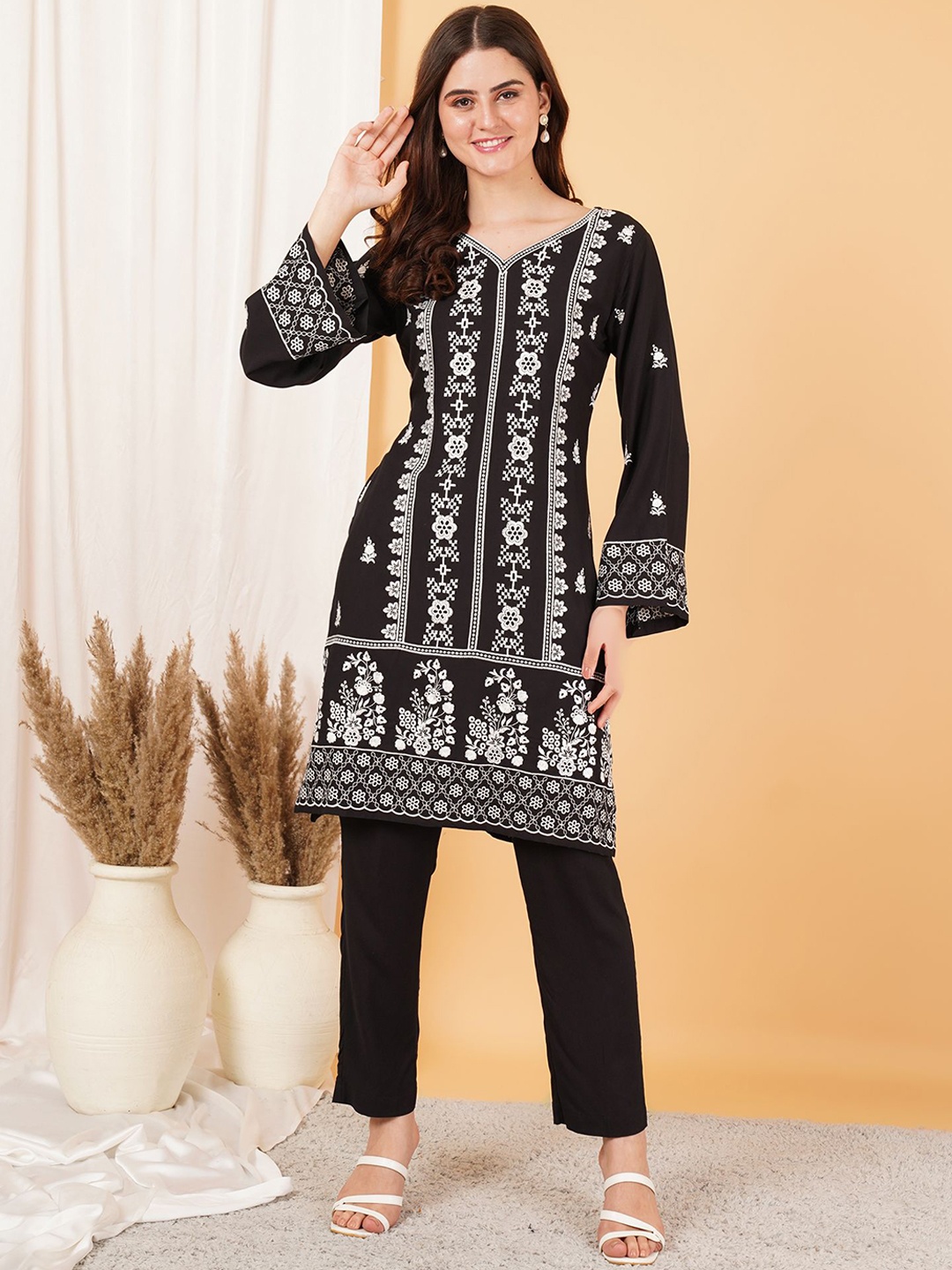 

Growish Floral Embroidered Straight Kurta With Trouser, Black