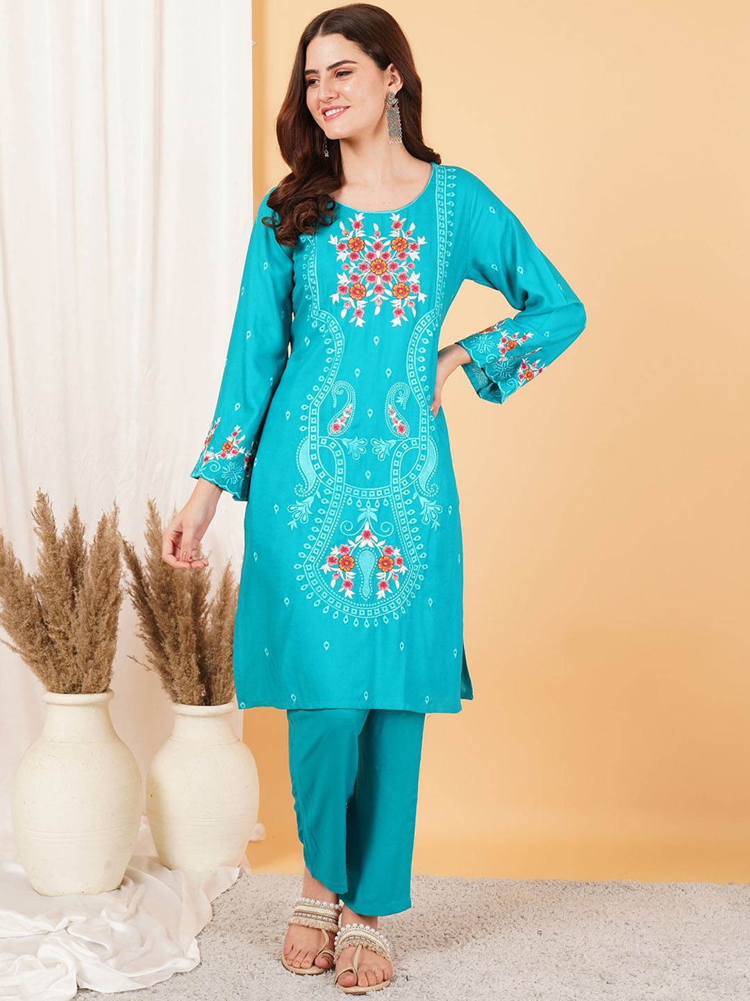 

Growish Floral Embroidered Straight Kurta With Trouser, Sea green