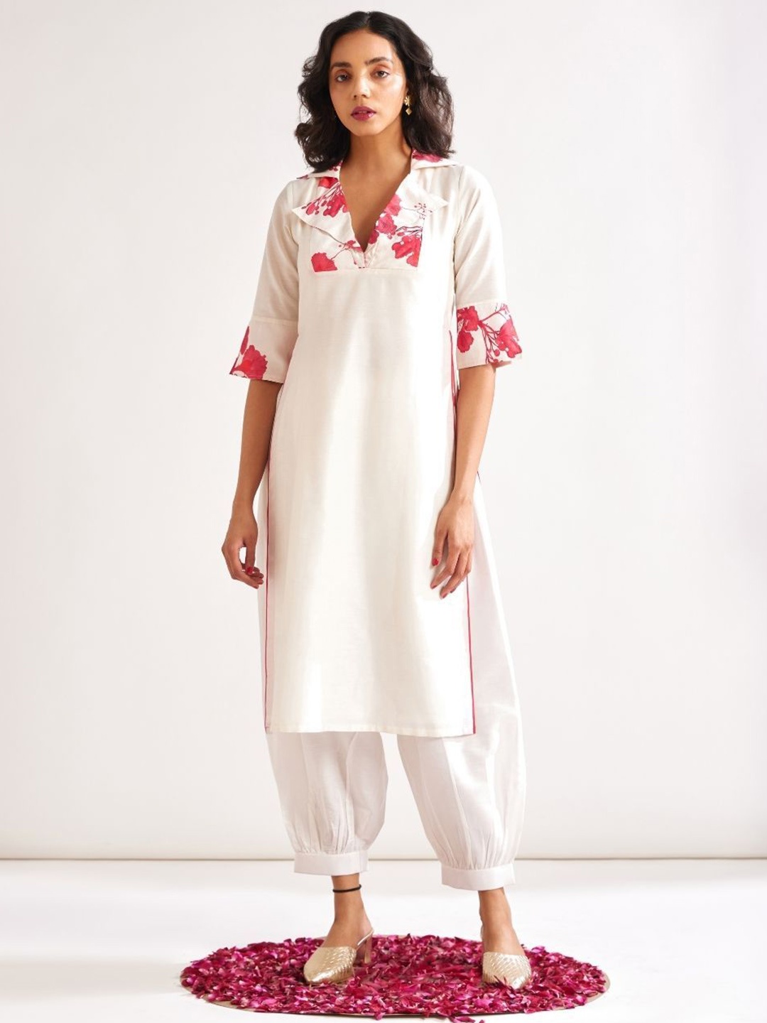 

Abhishti Floral Yoke Design Lapel Collar Cotton Silk Straight Kurta, White