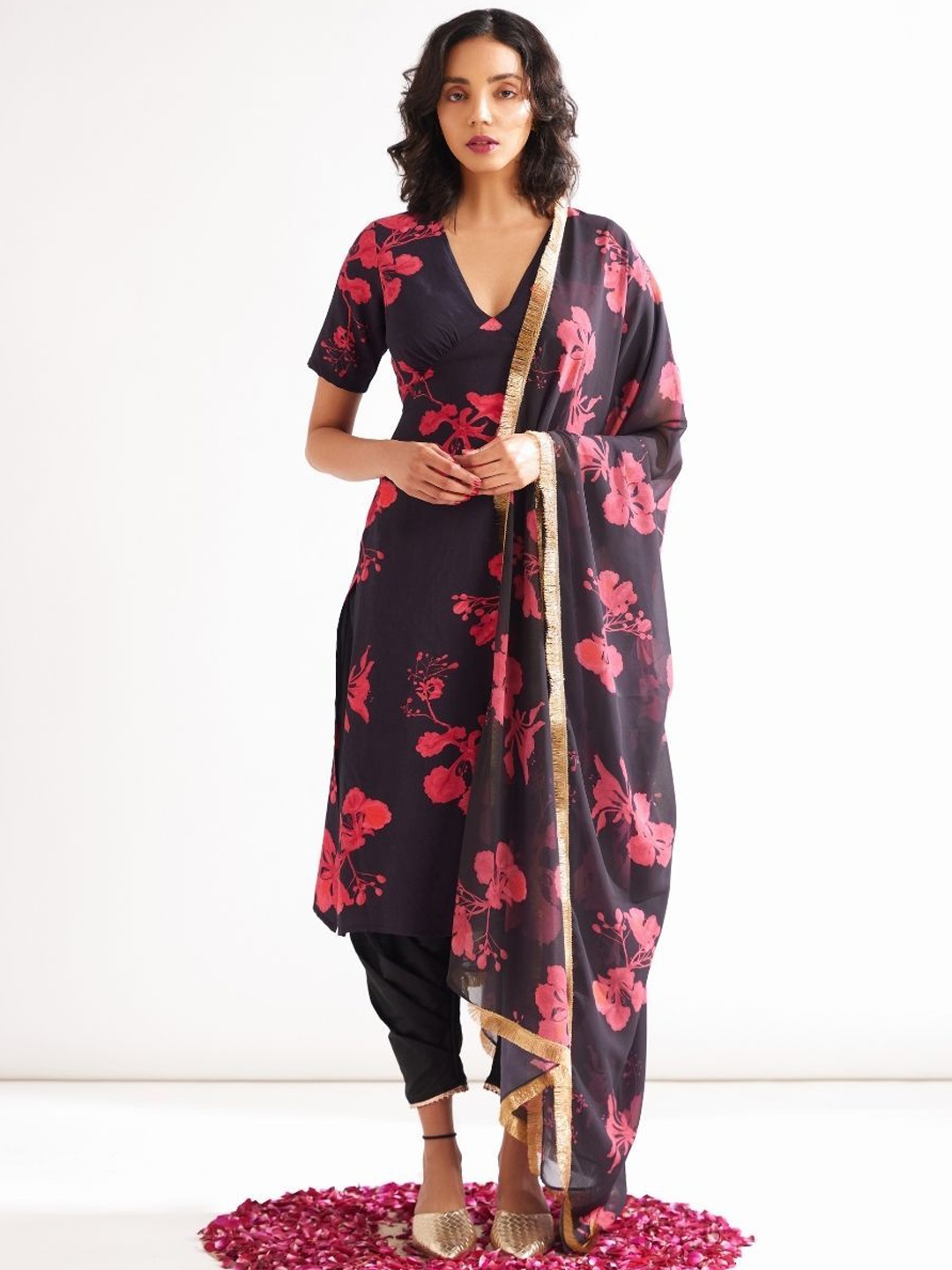 

Abhishti Floral Printed V-Neck Back Tie-Up Detail Empire Straight Kurta, Black