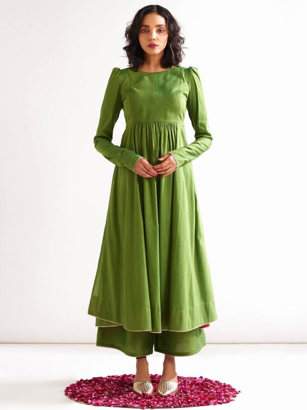 

Abhishti Striped Yoke Design Puff Sleeves Gotta Patti Detail Cotton Silk Straight Kurta, Green