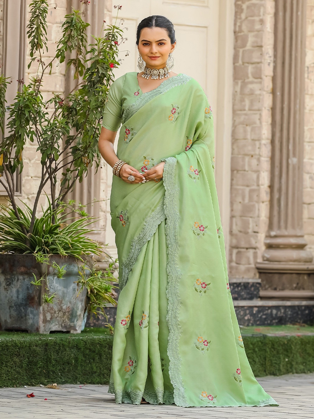 

RV CREATION Floral Embroidered Saree, Green