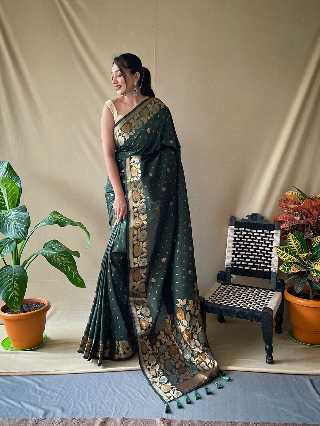 

RV CREATION Floral Zari Banarasi Saree, Green