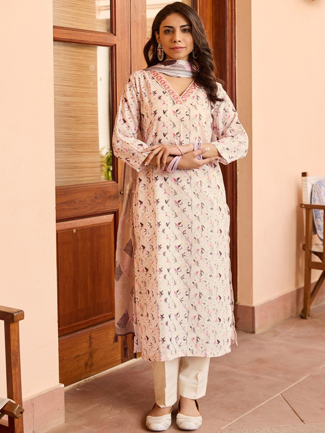 

WOMEN PLUS Embroidered Regular Thread Work Kurta with Trousers & Dupatta, Cream