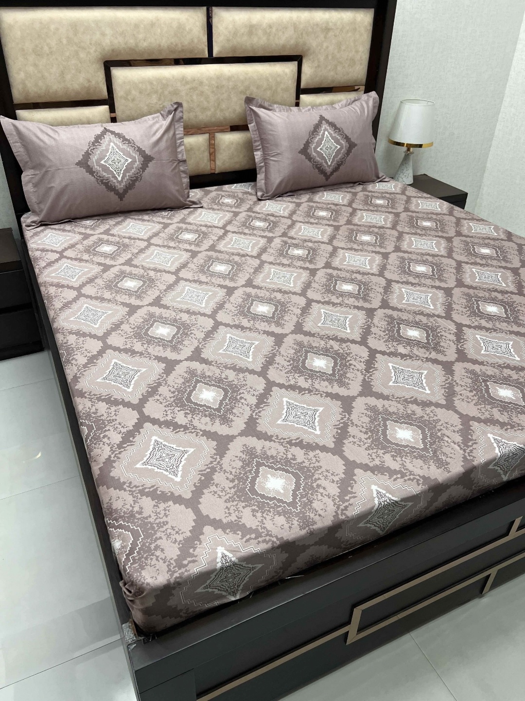 

Pure Decor Purple & White Abstract 380 TC Cotton King Bedsheet with 2 Pillow Covers