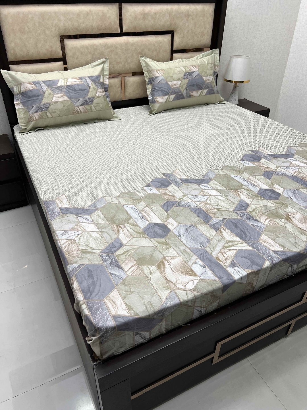

Pure Decor Green & Grey Geometric 380 TC Cotton King Bedsheet with 2 Pillow Covers