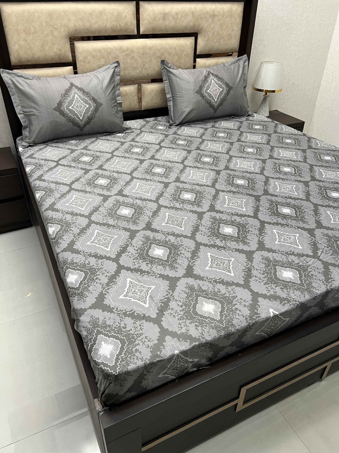 

Pure Decor Grey & White Printed 380 TC Cotton King Bedsheet with 2 Pillow Covers