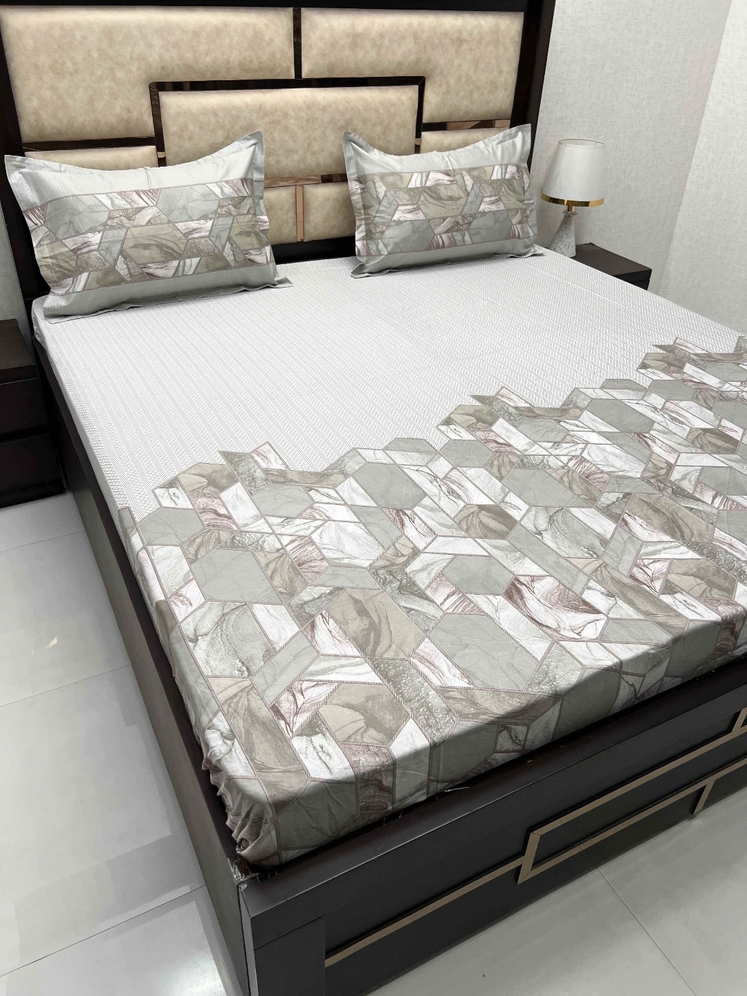 

Pure Decor Green & White Geometric 380 TC Cotton King Bedsheet with 2 Pillow Covers