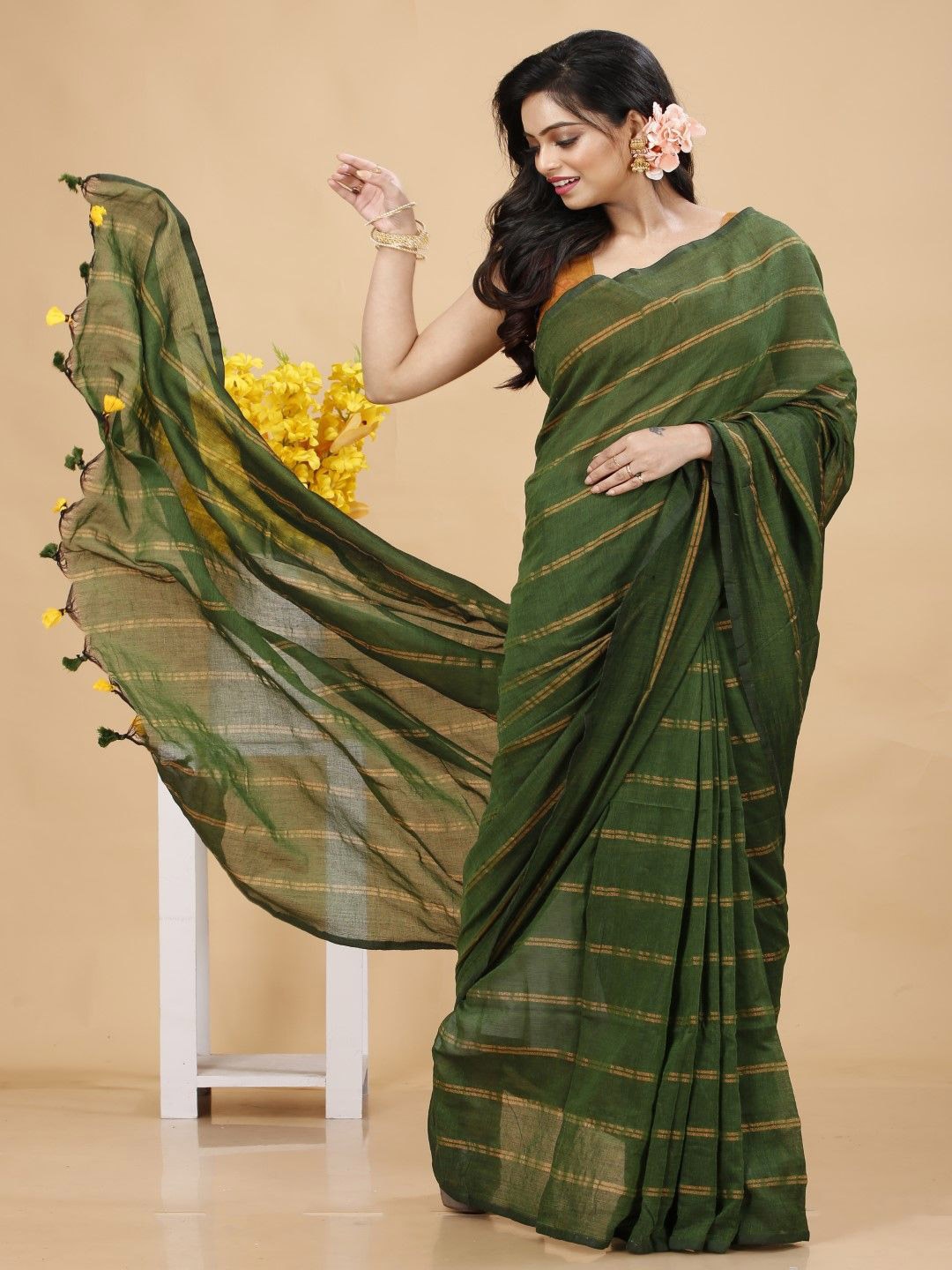 

Bong ButiQ Striped Pure Cotton Khadi Saree, Green