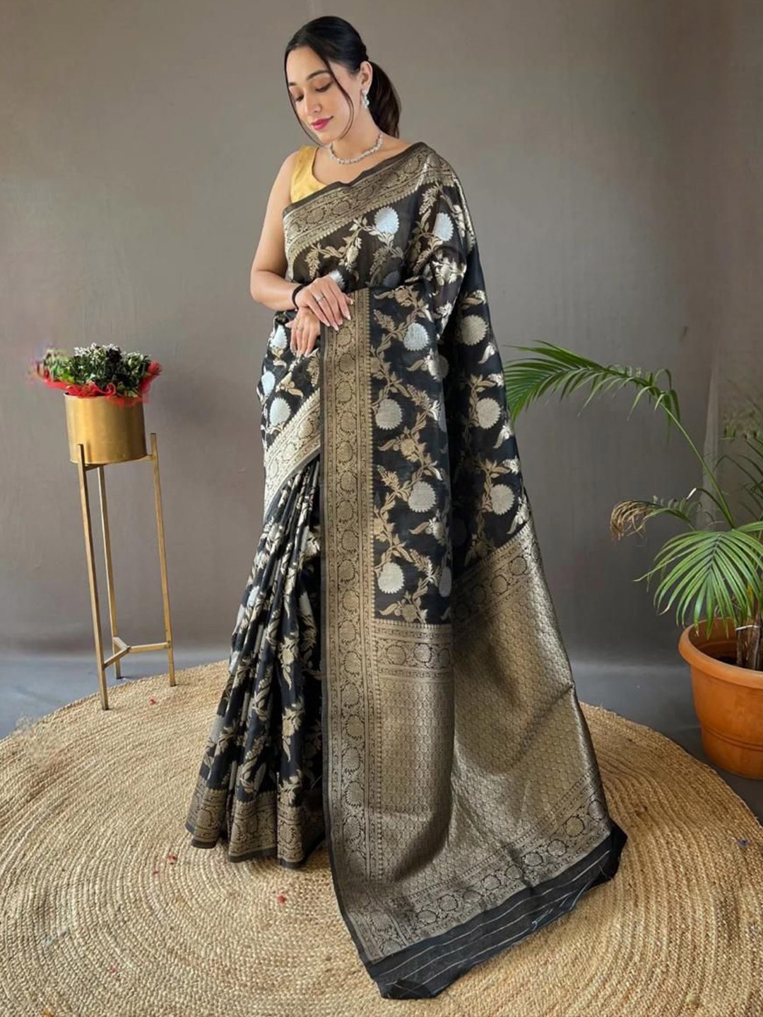 

revika Woven Design Zari Pure Silk Kanjeevaram Saree, Black
