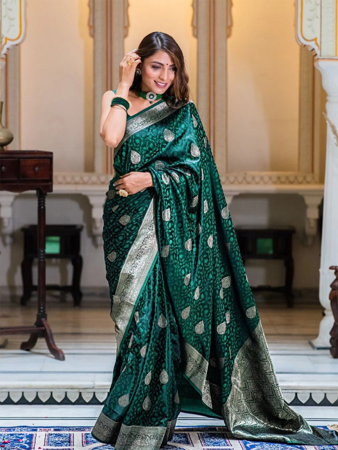 

revika Woven Design Zari Pure Silk Kanjeevaram Saree, Green