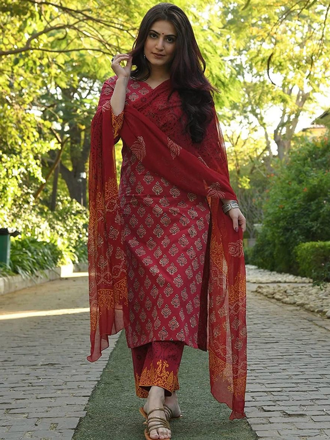 

POSHART FASHION AS UNIQUE AS YOU ARE Printed Pure Cotton Kurta With Trousers & Dupatta, Maroon