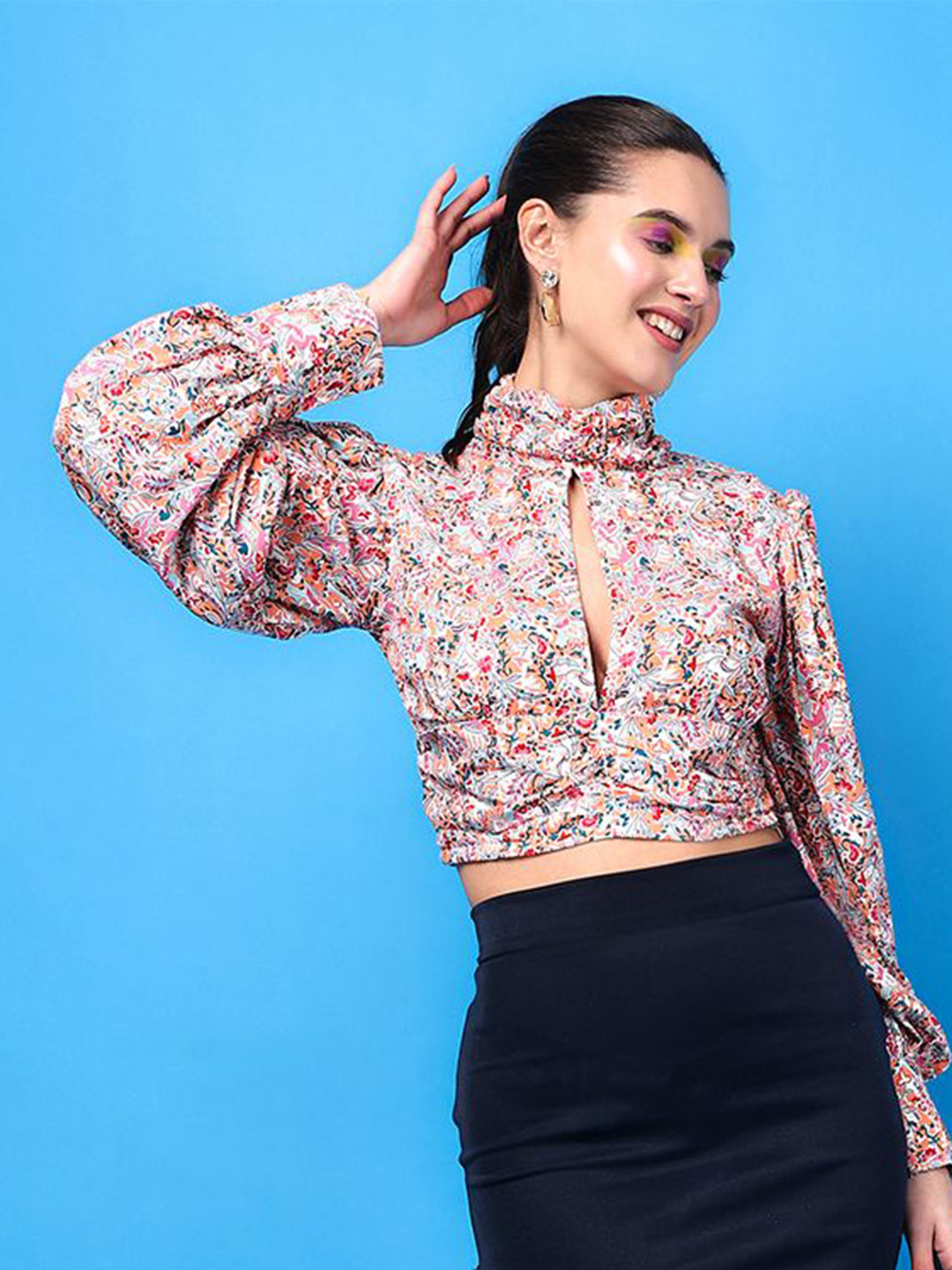 

SCORPIUS Floral Printed High Neck Fitted Crop Top, White