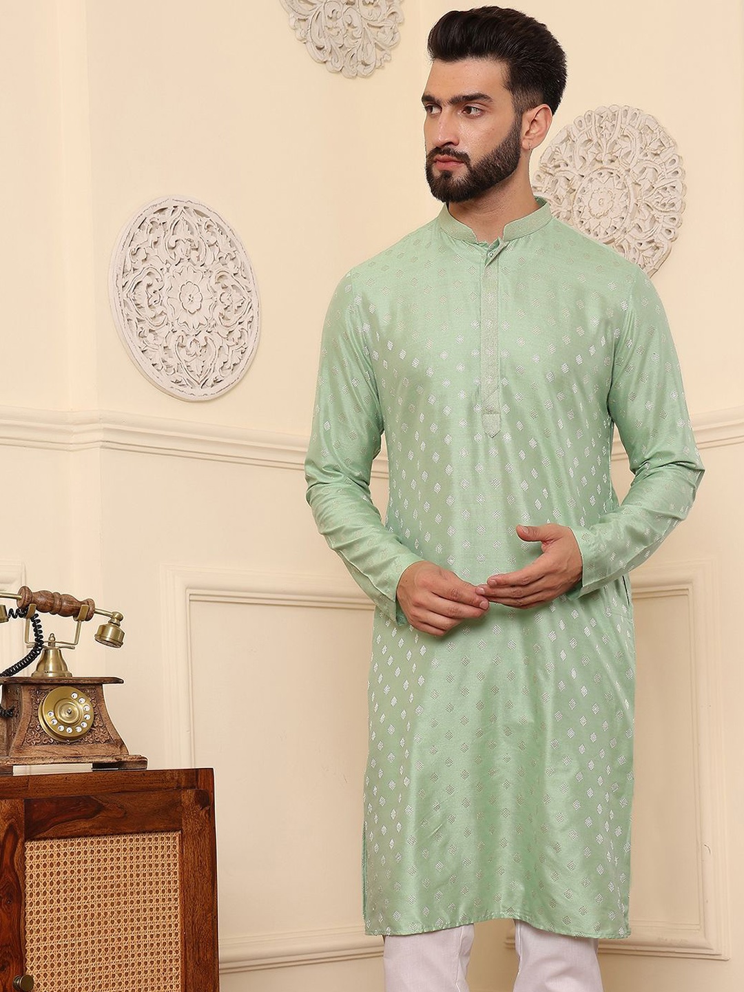 

DEYANN Mandarin Collar Long Sleeves Thread Work Straight Kurta, Green