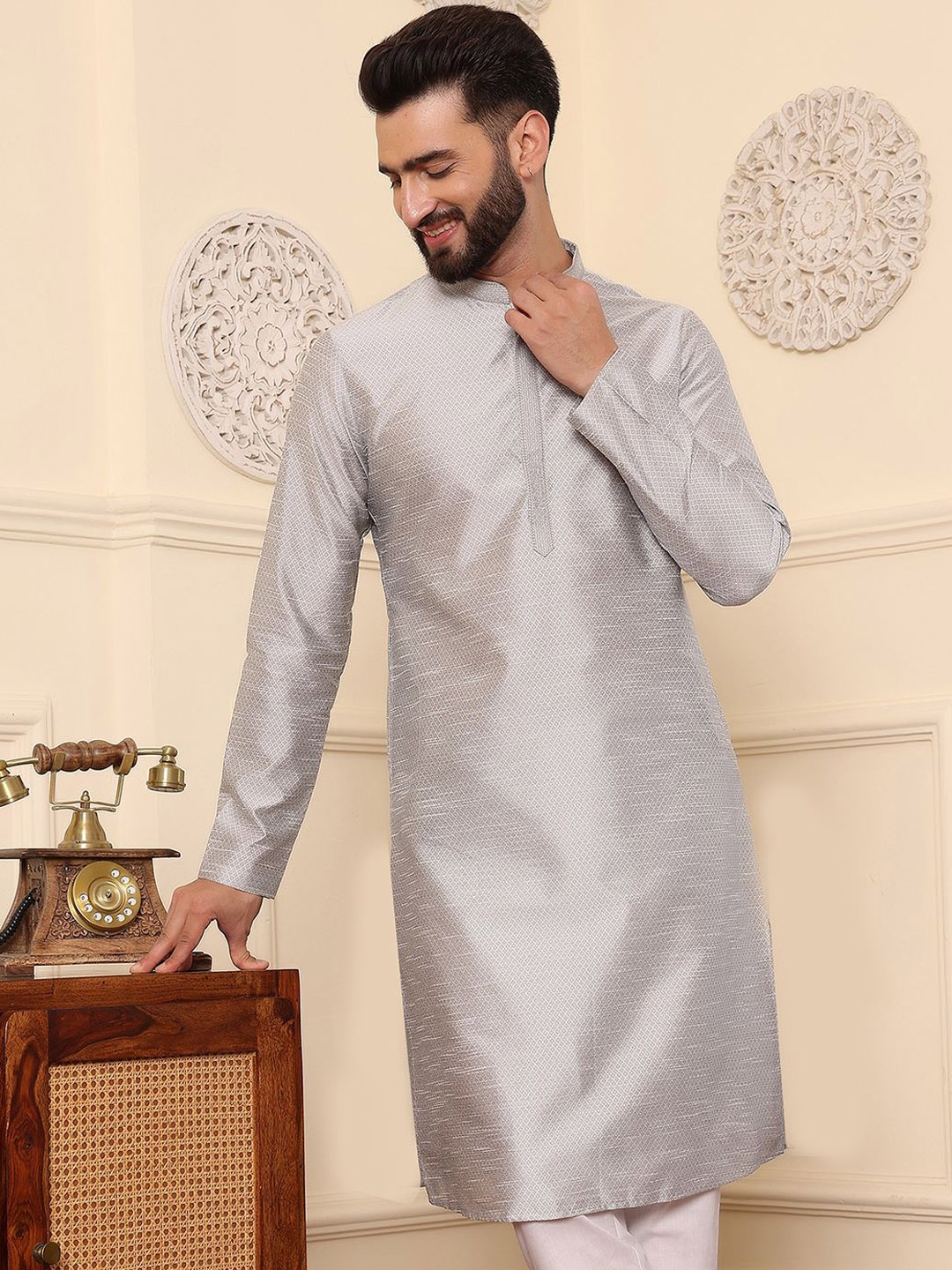 

DEYANN Mandarin Collar Long Sleeves Thread Work Straight Kurta, Silver