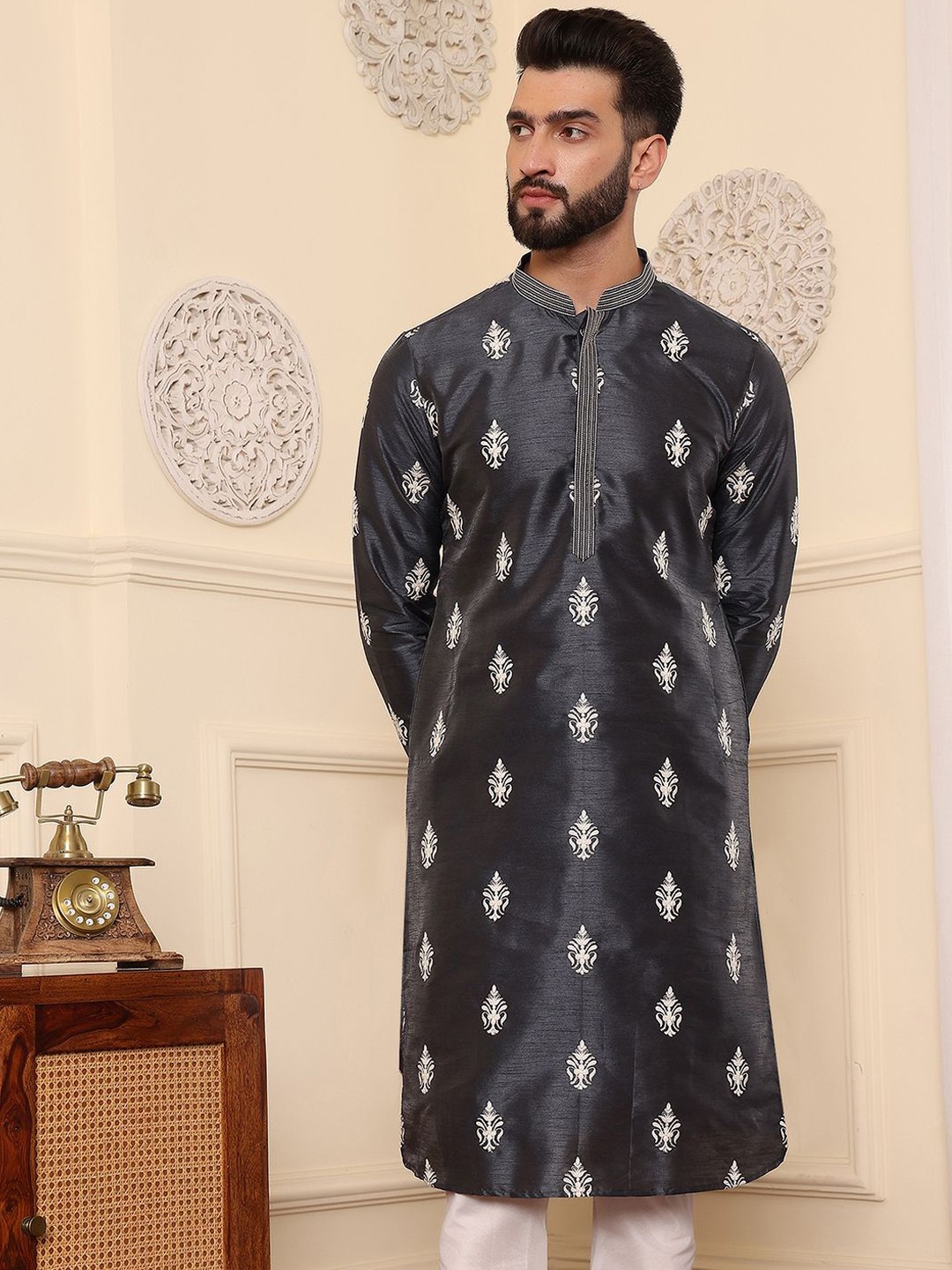 

DEYANN Mandarin collar Ethnic Motifs Thread Work Kurta, Silver