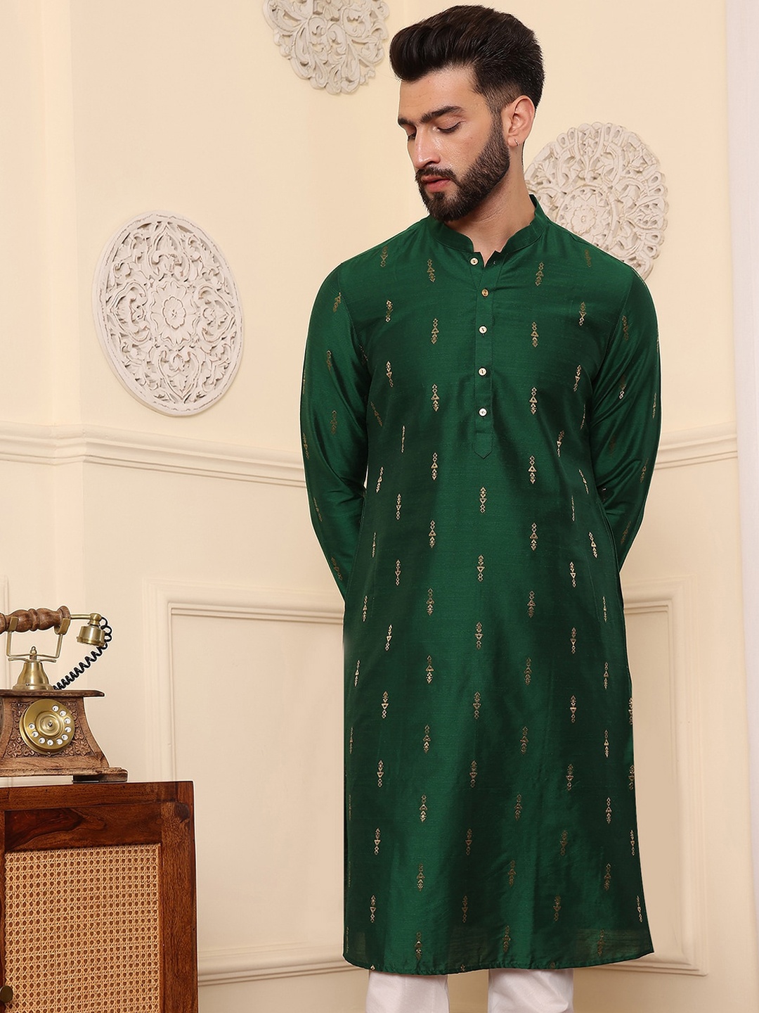 

DEYANN Mandarin Collar Long Sleeves Zari Straight Kurta, Green