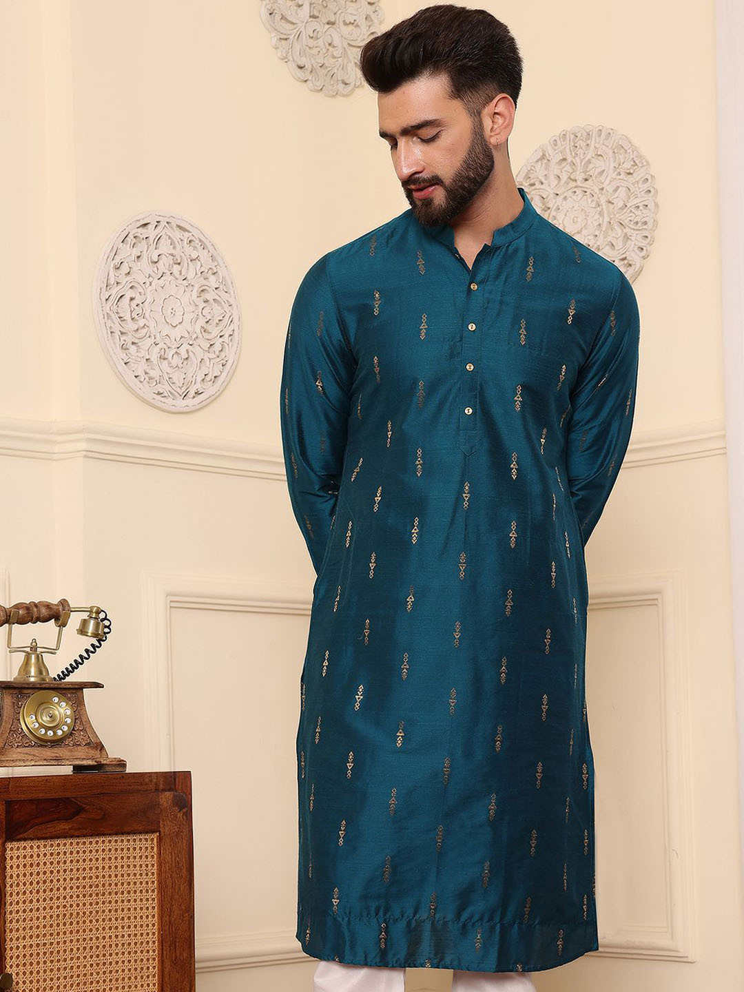 

DEYANN Mandarin Collar Long Sleeves Ethnic Motifs Thread Work Straight Kurta, Blue