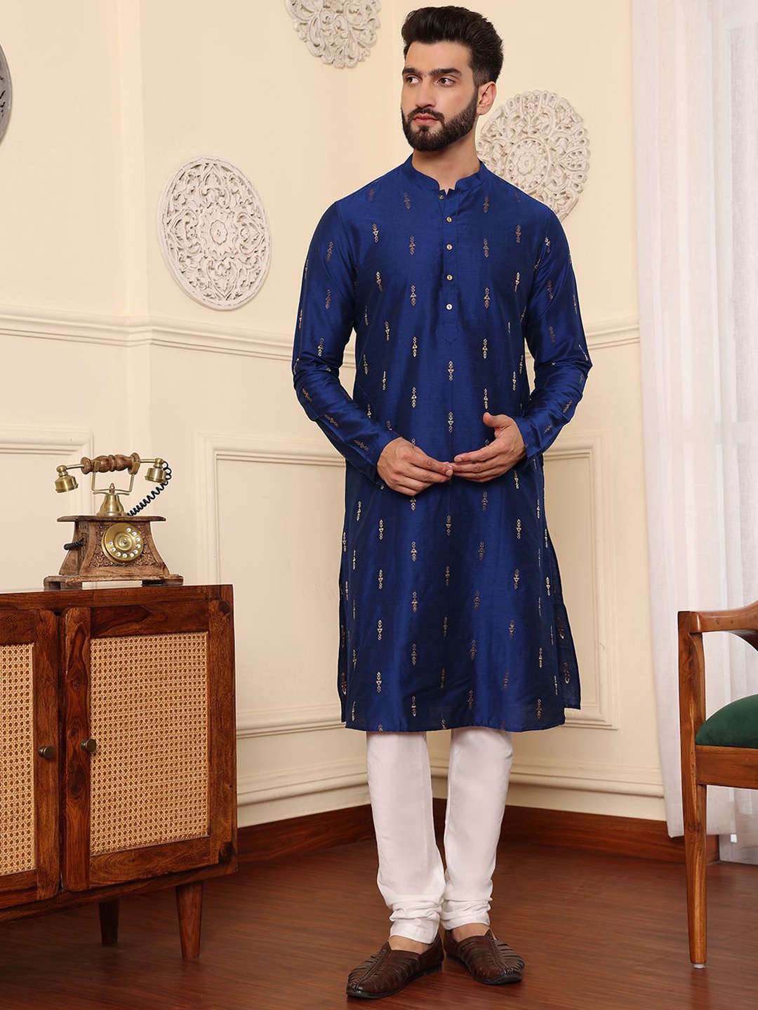 

DEYANN Mandarin Collar Long Sleeves Thread Work Straight Kurta, Blue