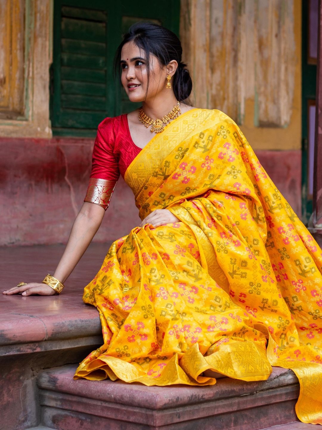 

KALINI Woven Design Zari Kanjeevaram Silk Blend Saree, Yellow