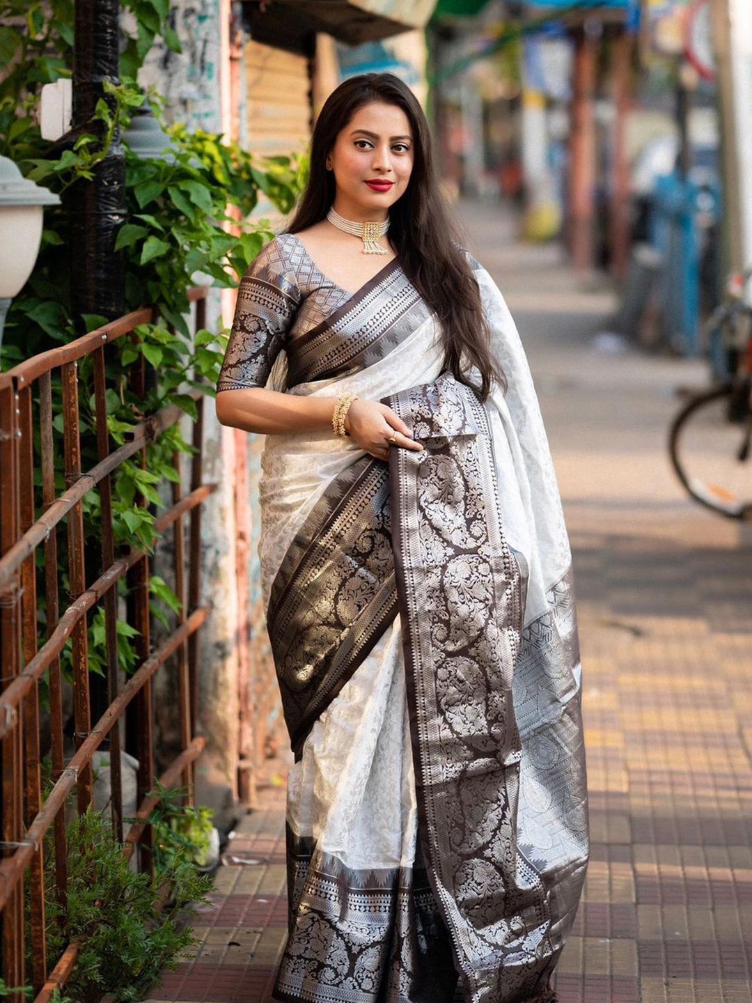 

KALINI Woven Design Zari Saree, Black