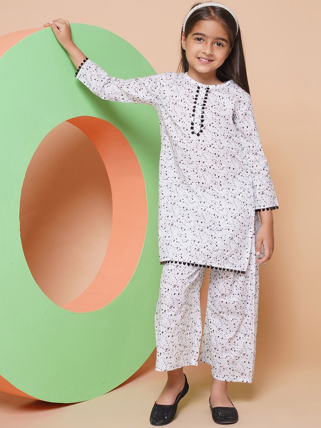 

AHALYAA KIDS Girls Printed Regular Sequinned Pure Cotton Kurta with Trousers, Off white