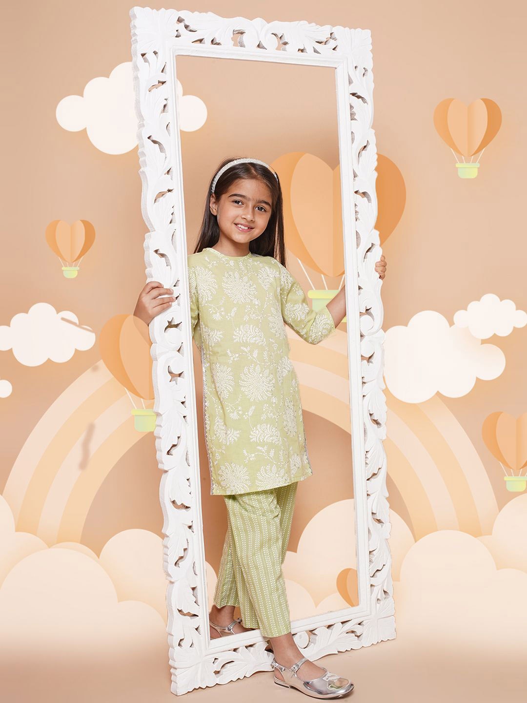 

AHALYAA KIDS Girls Ethnic Motifs Printed Gotta Patti Pure Cotton Kurta & Palazzos, Green