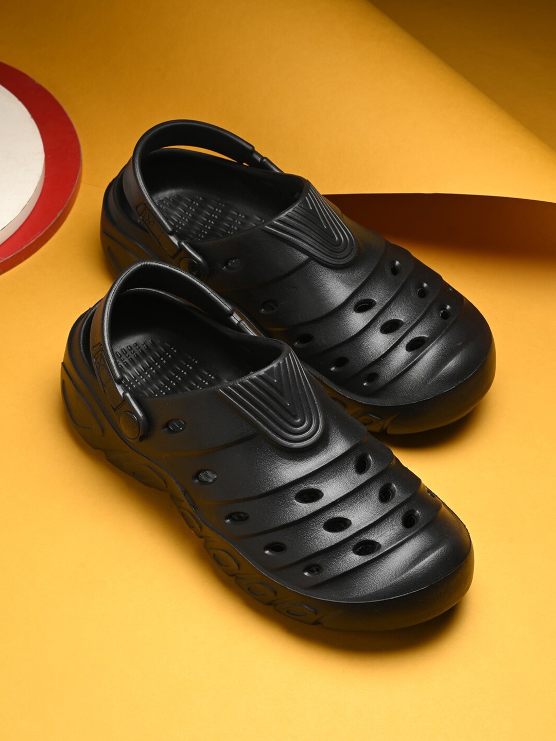 

HRX by Hrithik Roshan Men Black Croslite Clogs