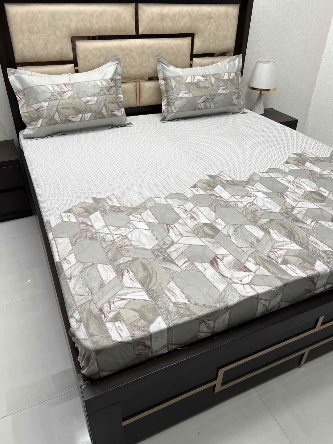 

Pure Decor Green & White Geometric 350 TC Pure Cotton King Bedsheet with 2 Pillow Covers