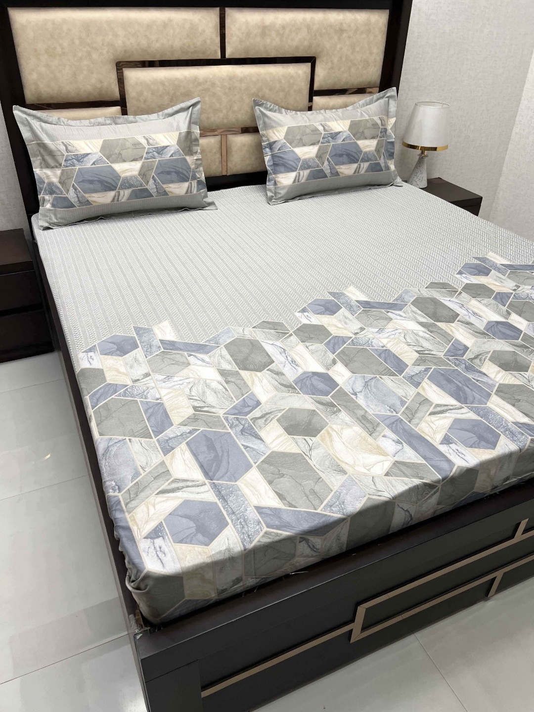 

Pure Decor Green & Grey Geometric 350 TC Pure Cotton King Bedsheet with 2 Pillow Covers