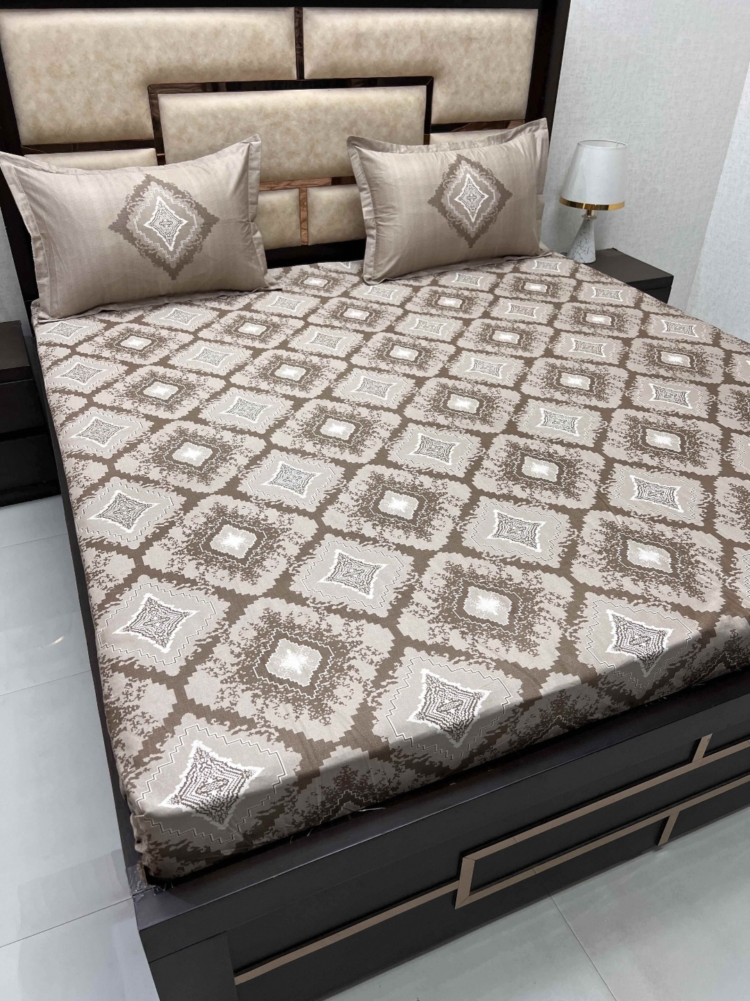

Pure Decor Brown & White 350 TC Pure Cotton King Bedsheet with 2 Pillow Covers