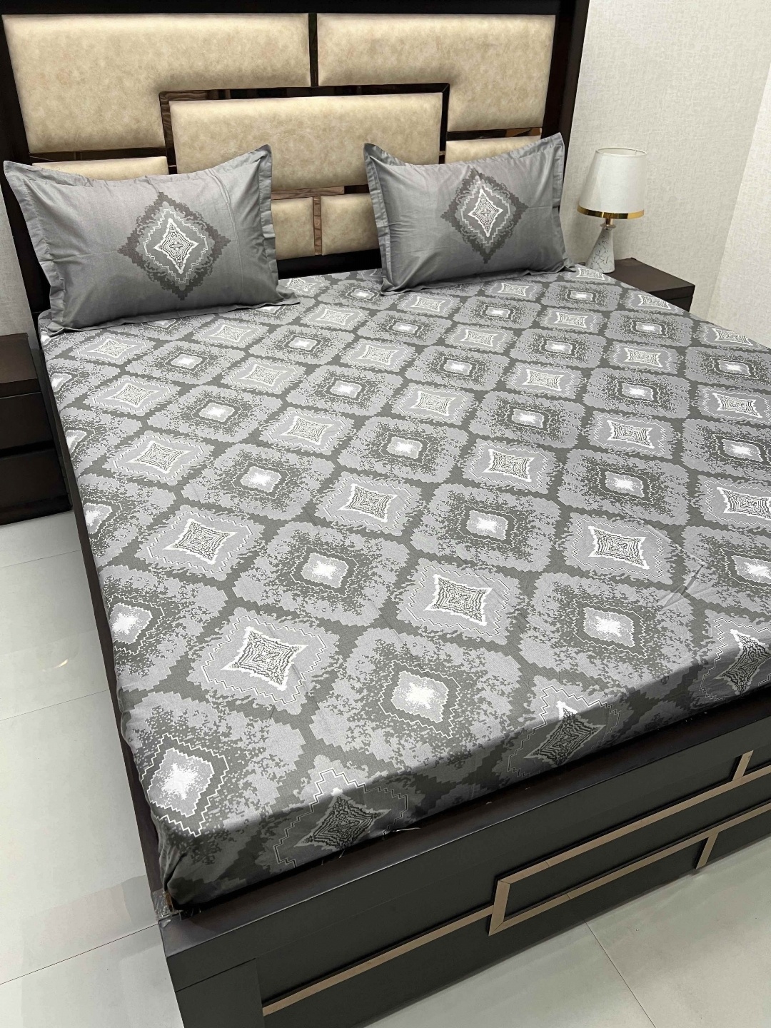 

Pure Decor Grey & White 350 TC Pure Cotton King Bedsheet with 2 Pillow Covers