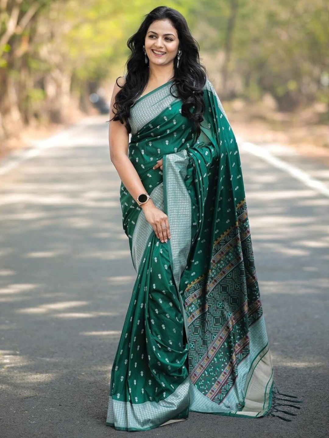 

ESOMIC EXPORT Woven Design Zari Banarasi Saree, Green