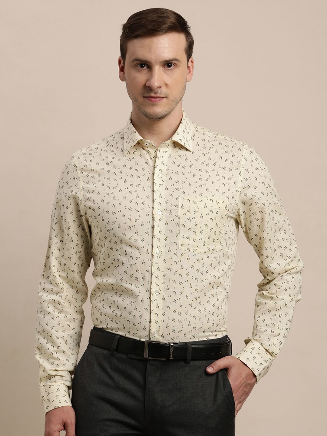 

Turtle Men Abstract Printed Spread Collar Formal Shirt, Cream