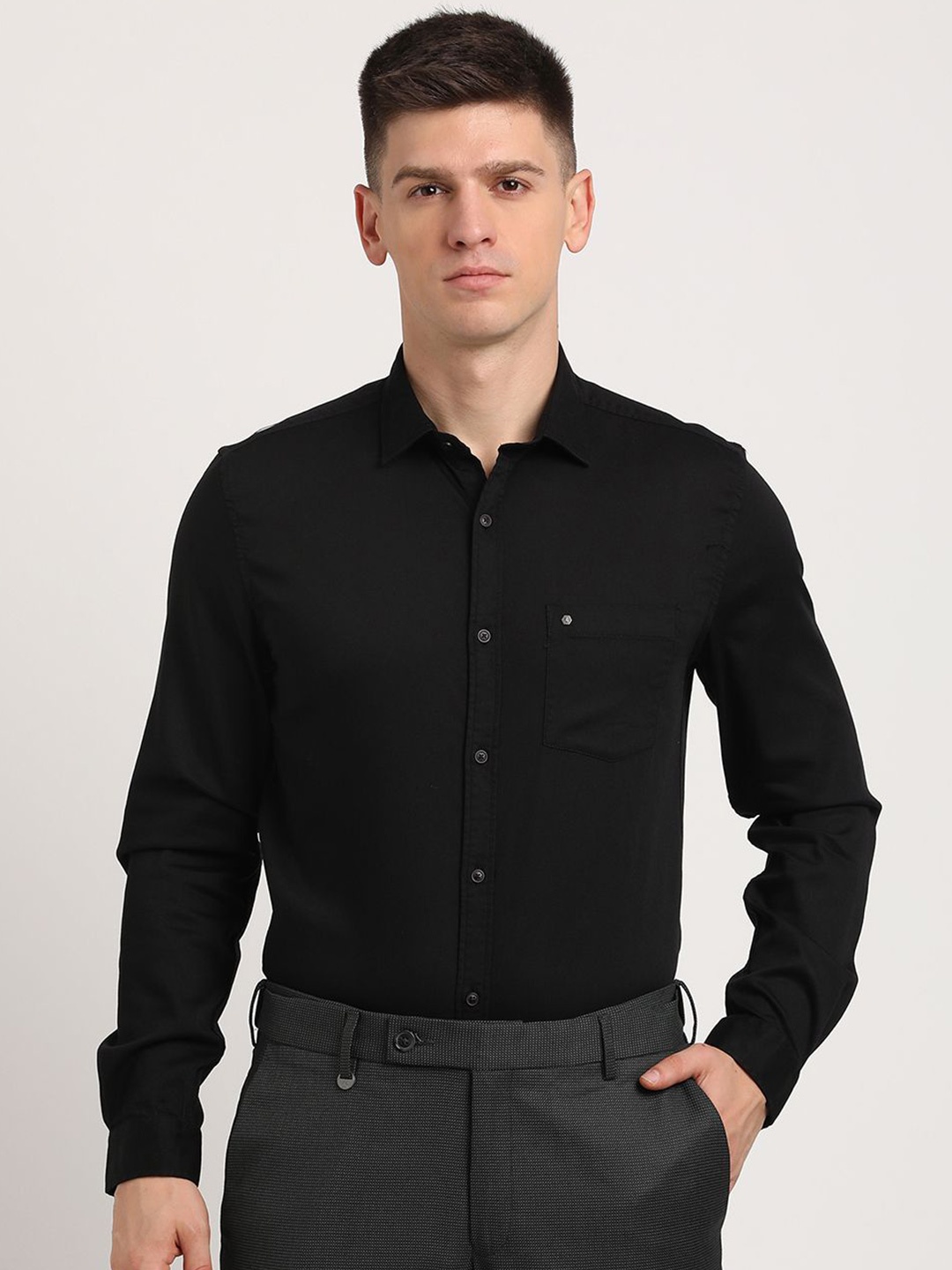 

Turtle Men Solid Spread Collar Casual Shirt, Black