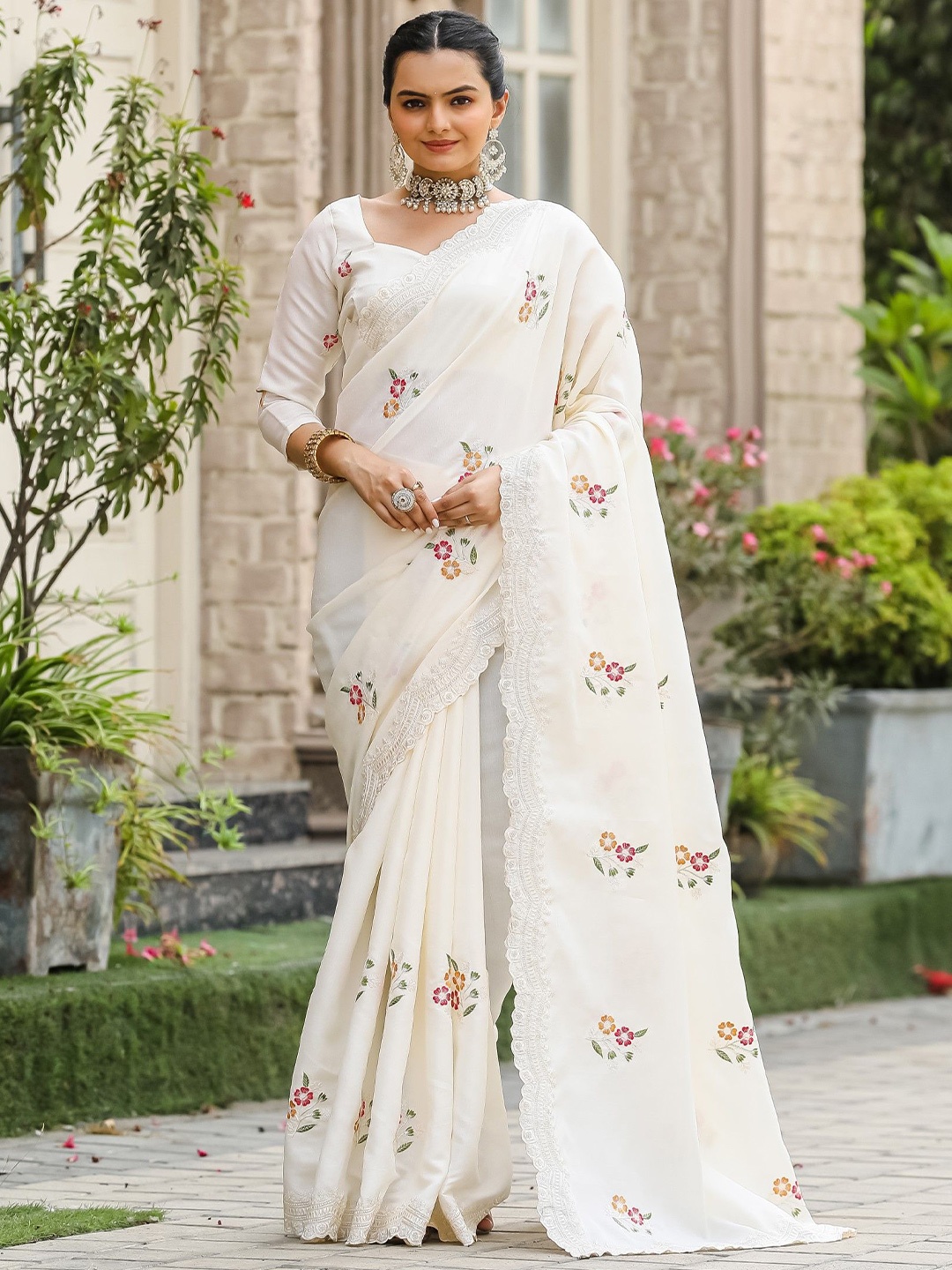 

Panzora Floral Embroidered Tussar Saree, White