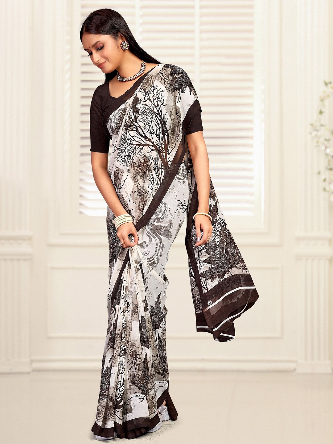 

Panzora Abstract Printed Saree, White